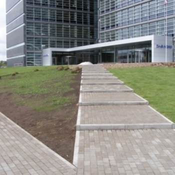 Pie sabiedriskām ēkām